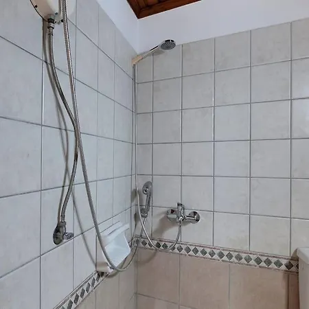 Centrally Yours: Spacious House In The Center דירה חאניה