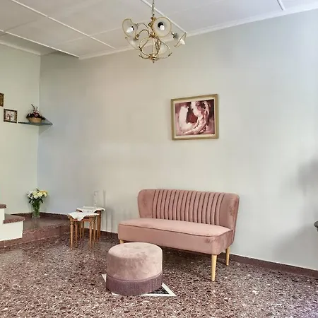 Centrally Yours: Spacious House In The Center דירה חאניה