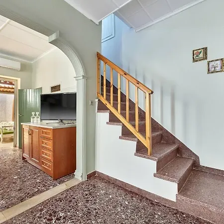 Centrally Yours: Spacious House In The Center *
